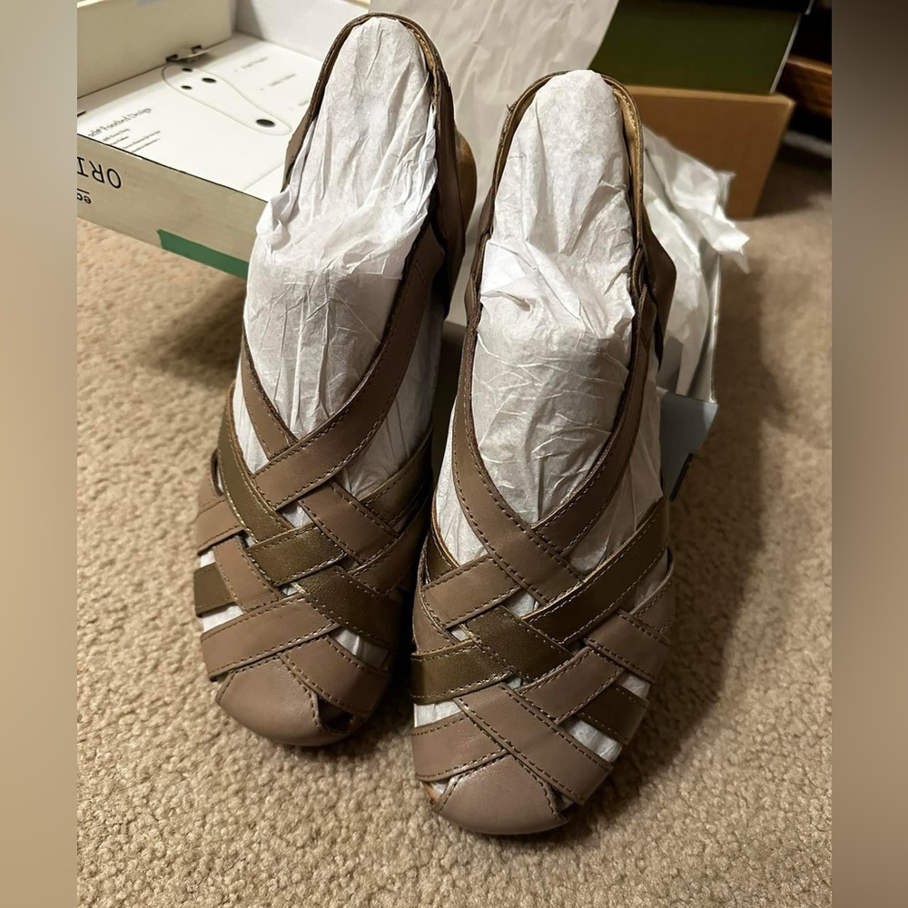 Earth Origins, Berri style, taupe shade, 9.5 W, never worn.